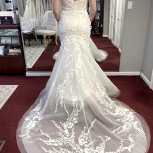 Weddding gown and detachable train-Blue by enzoani, unaltered